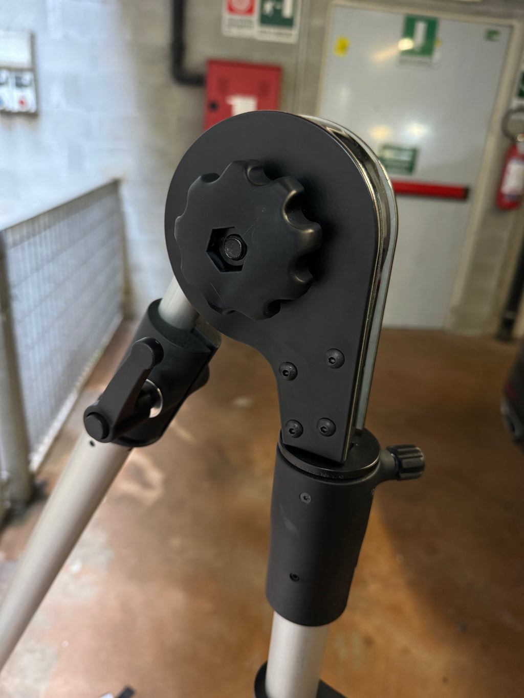 Stand full alluminio con braccio telescopico e a frizione snodo magnetico integrato