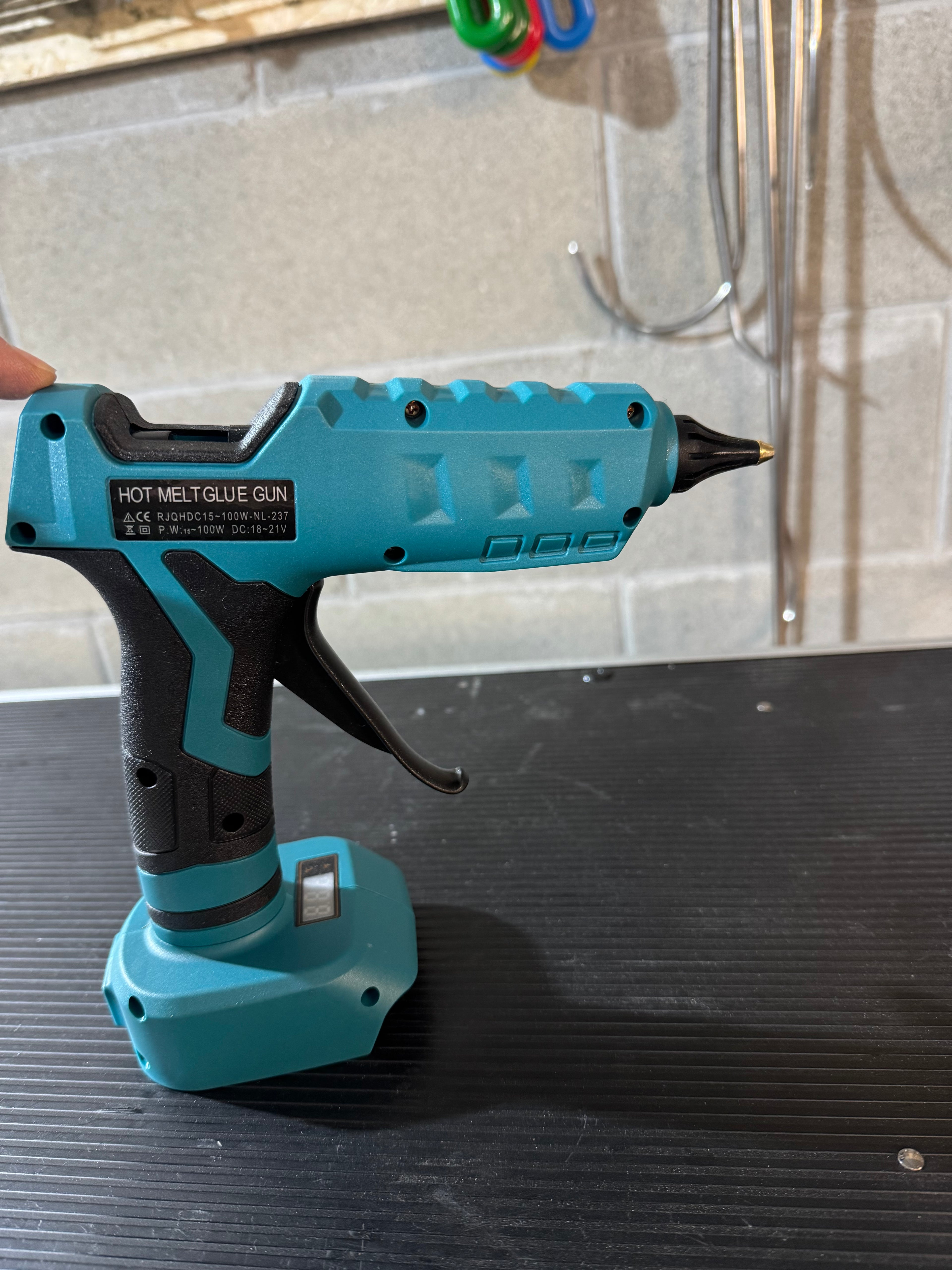 Pistola termica colla caldo a batteria Makita con regolatore di temperatura