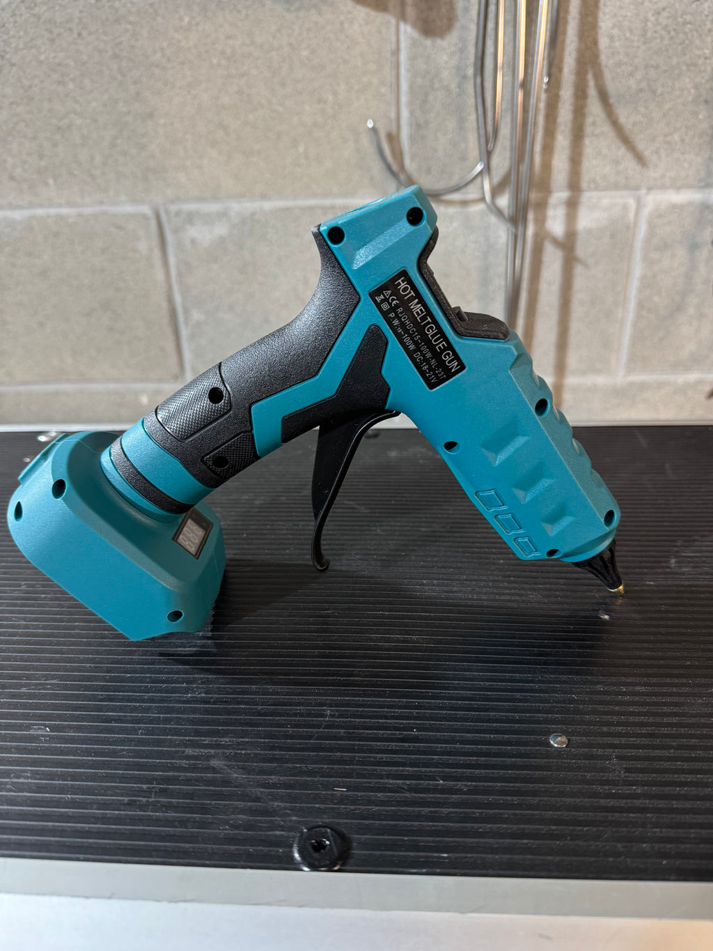 Pistola termica colla caldo a batteria Makita con regolatore di temperatura