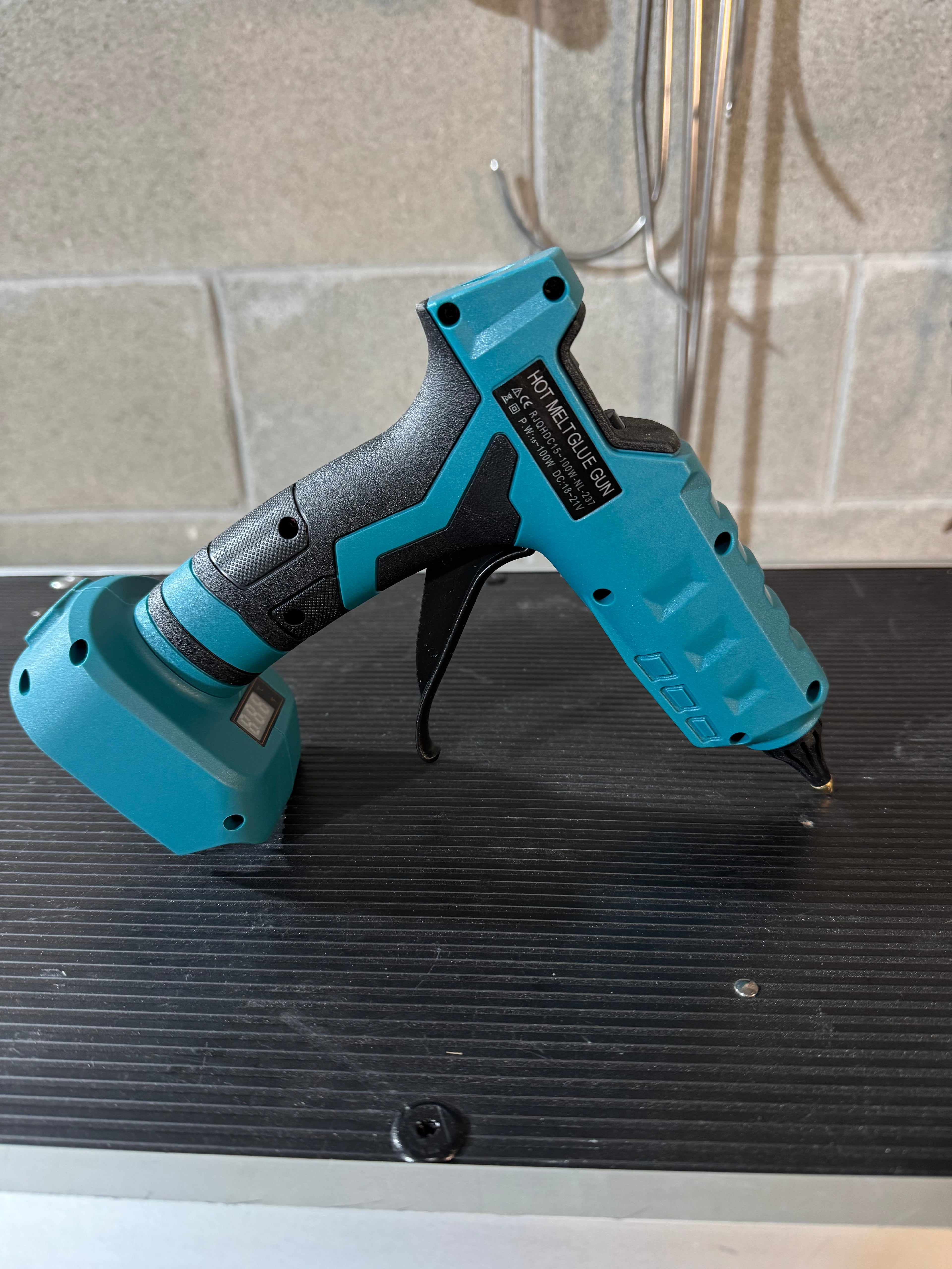 Pistola termica colla caldo a batteria Makita con regolatore di temperatura