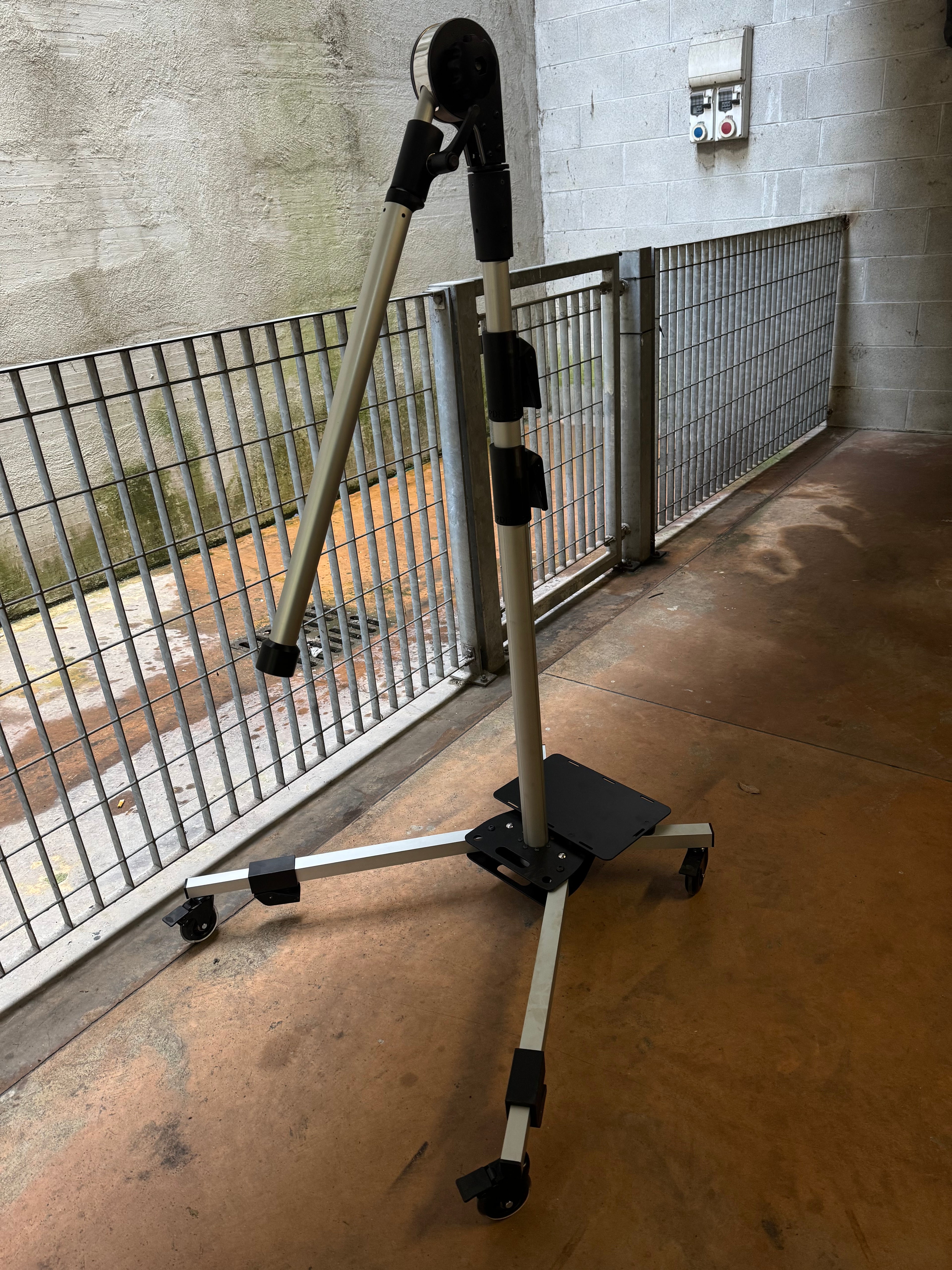 Stand full alluminio con braccio telescopico e a frizione snodo magnetico integrato