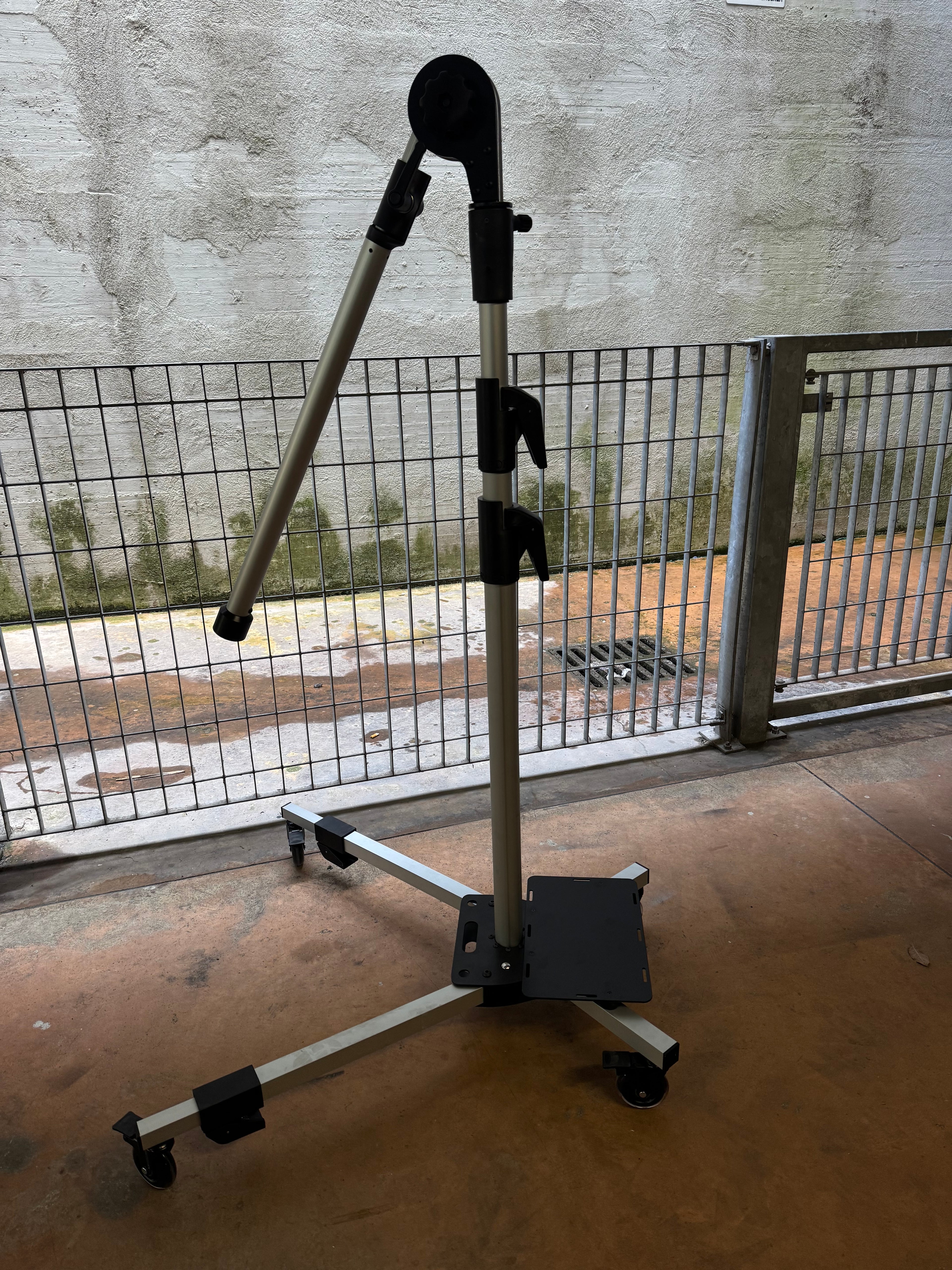 Stand full alluminio con braccio telescopico e a frizione snodo magnetico integrato