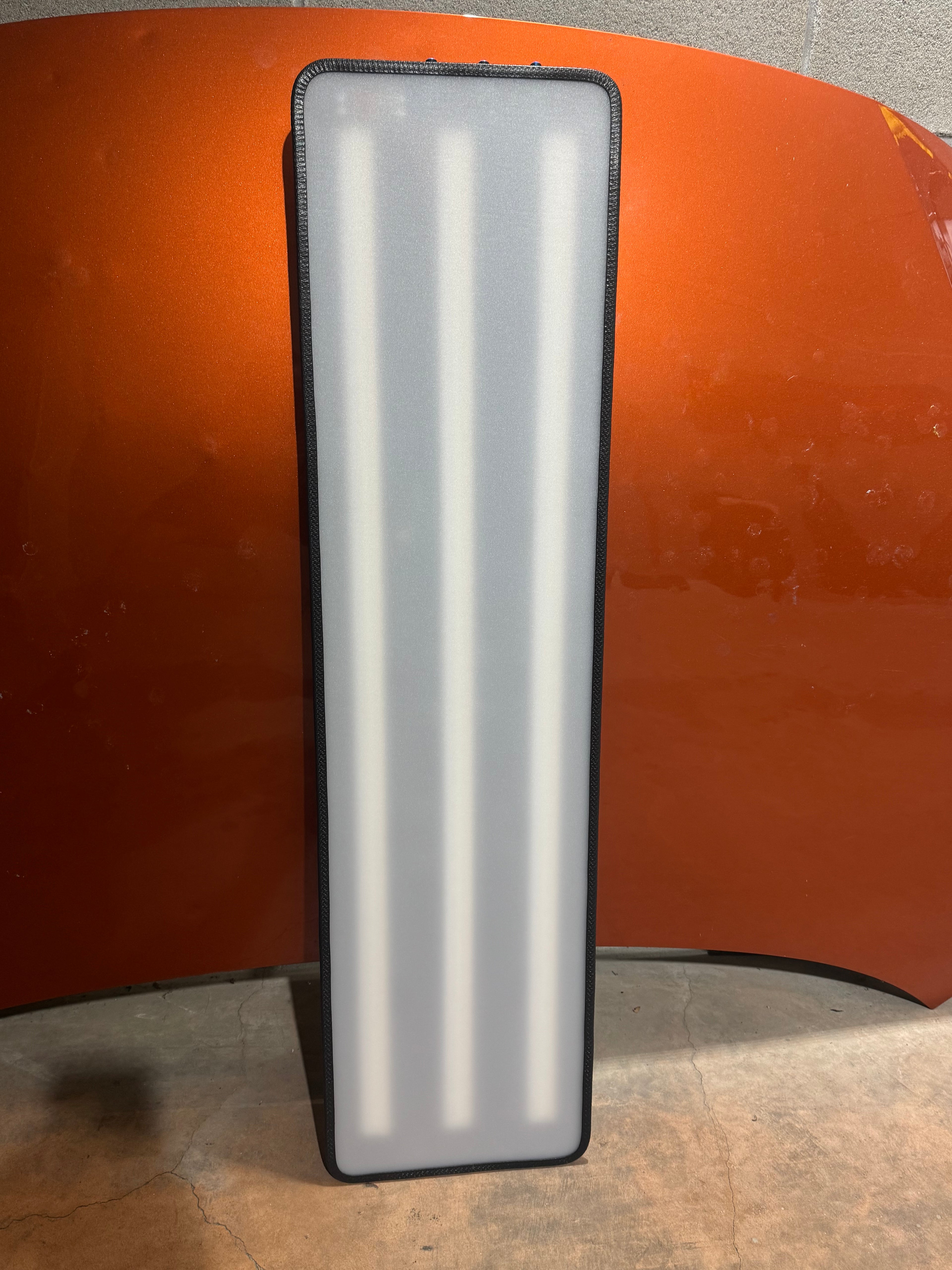 Lampada PDR LED 105x27 cm con Attacco Batteria Makita Integrato | Doppia Alimentazione DC | 9 LED + Snodo Magnetico
