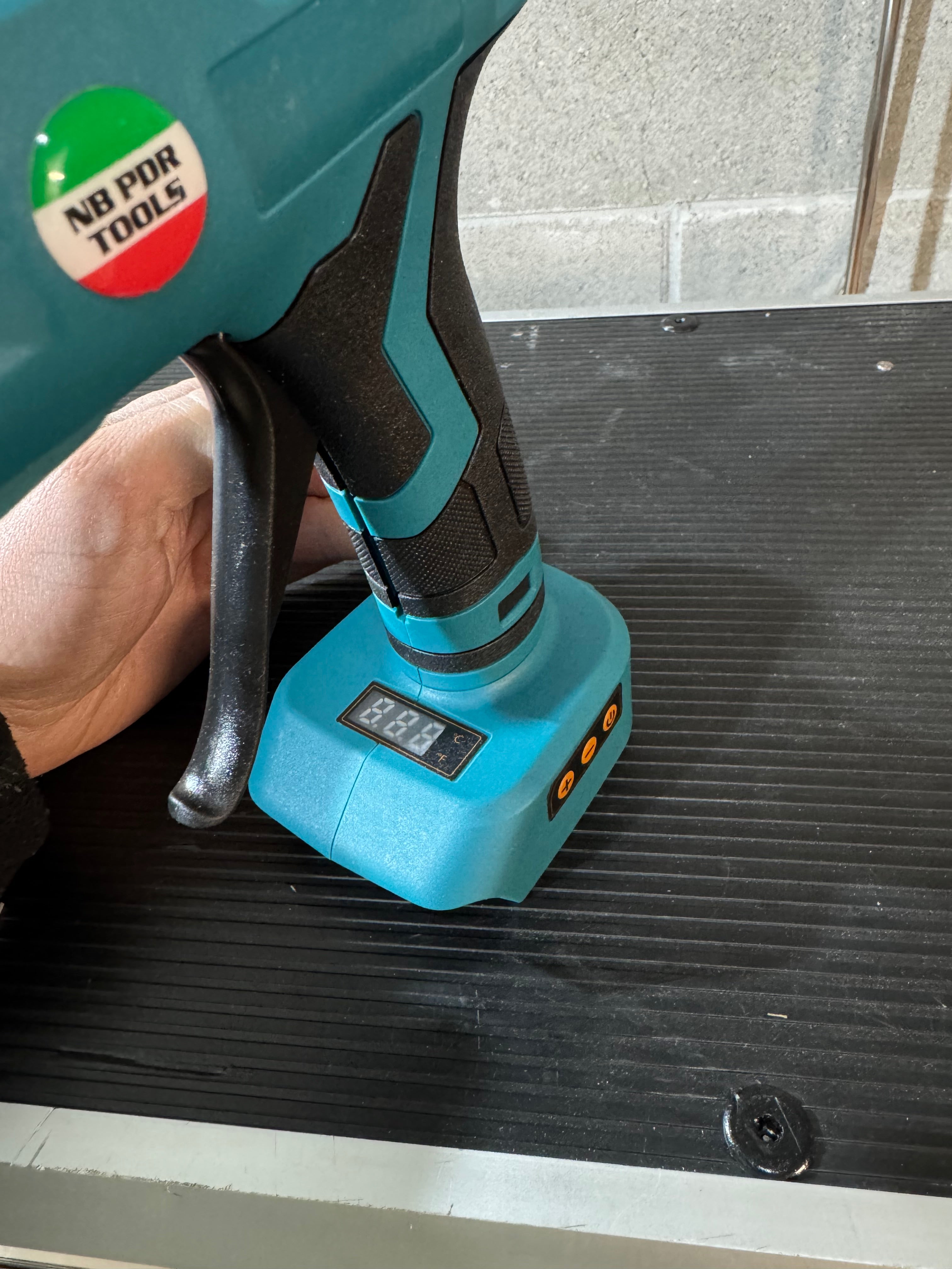 Pistola termica colla caldo a batteria Makita con regolatore di temperatura